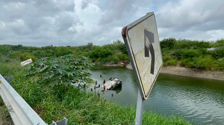 Pareja sale ilesa tras caer con auto en el canal Rodhe