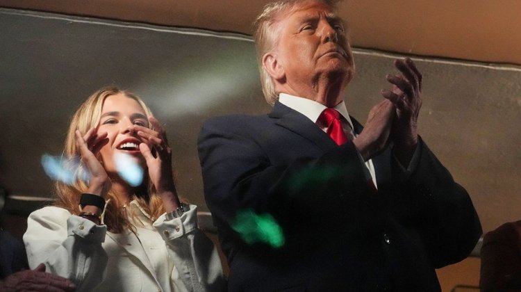 Abuchean a Trump durante el himno de EUA en las Finales de la NBA
