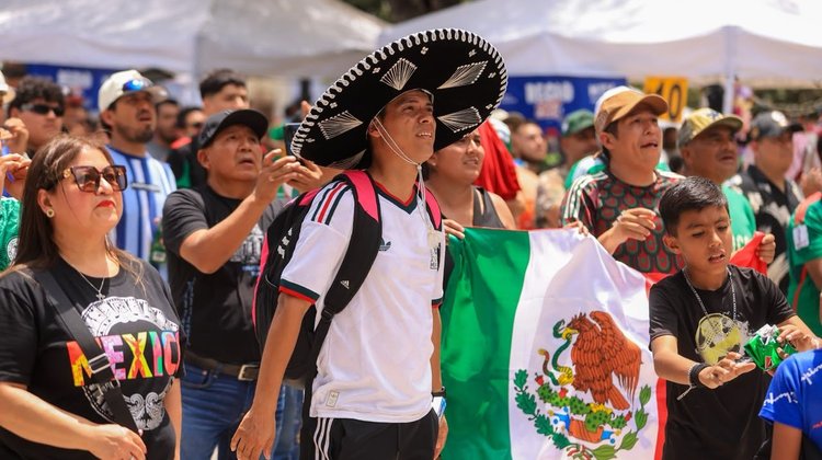 Con mariachi y goles celebran triunfo de México en el Regio Fest