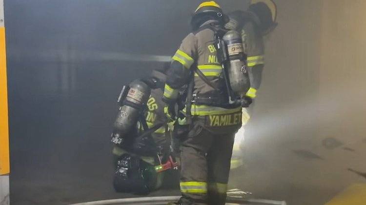 Evacúan a más de 700 personas tras incendio en Pabellón M