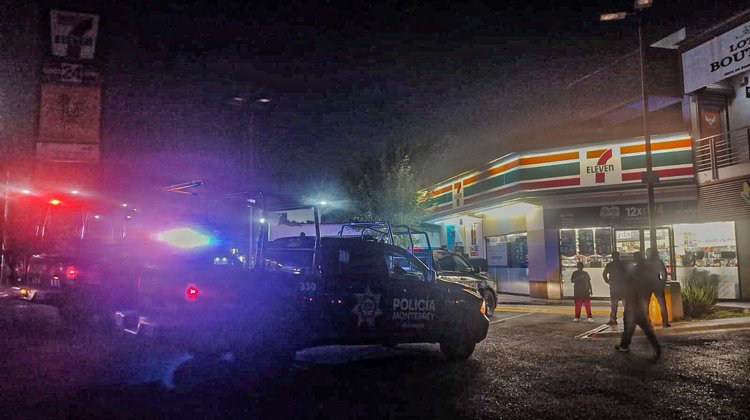 Detienen a tres por robar en tienda de conveniencia en Monterrey