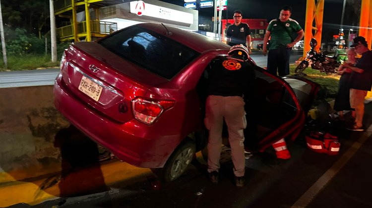 Conductor pierde el control en una curva y chocar en Cumbres