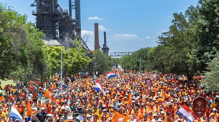 Fan Walk de Países Bajos pone a bailar a Monterrey