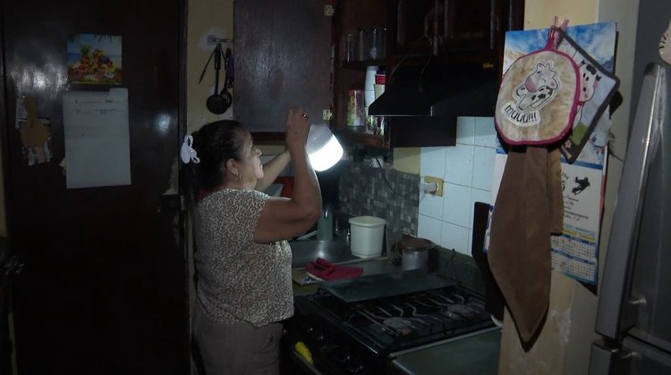 Denuncian vecinos de Apodaca falta de luz por transformador