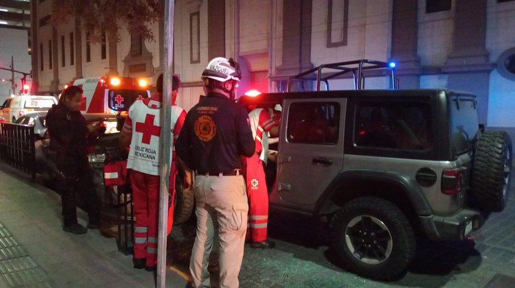 Conductor choca contra dos autos estacionados en Monterrey