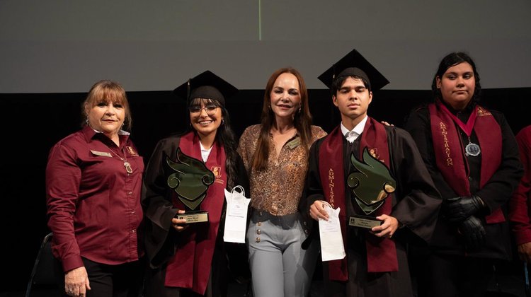 Egresan mil 650 alumnos de preparatorias de Nuevo Laredo