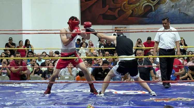 Sacerdote de Reynosa participa en función de box por caridad