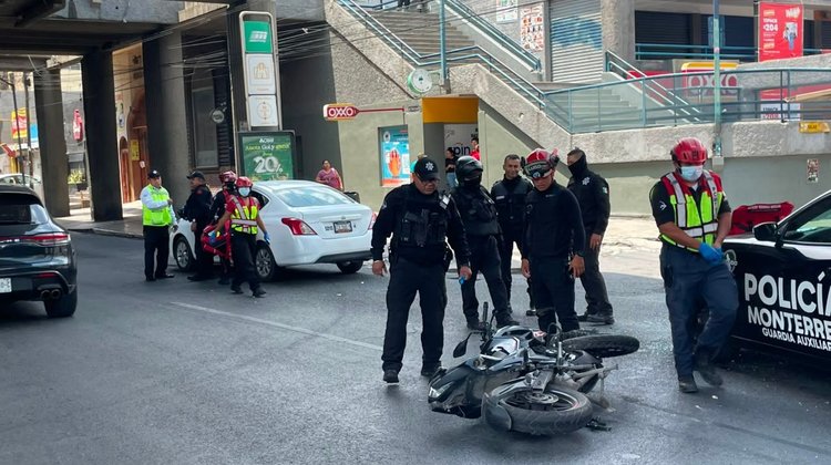 Motociclista resulta herido tras choque en Mitras Centro
