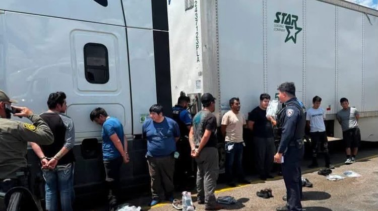 Localizan tráiler abandonado con migrantes en Donna, Texas