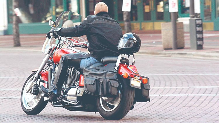 Van contra motociclistas sin casco en Sabinas