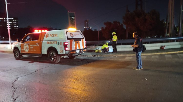 Motociclista resulta herido tras chocar contra camellón