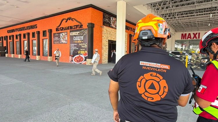 Desalojan a 150 personas por incendio en restaurante de Monterrey