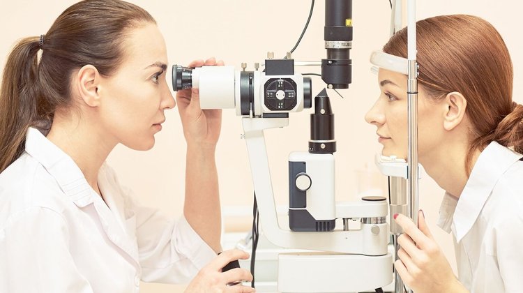 La menopausia también puede afectar a la visión