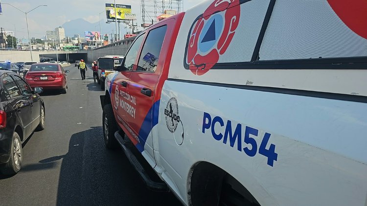 Camioneta queda semivolcada tras choque en Cumbres