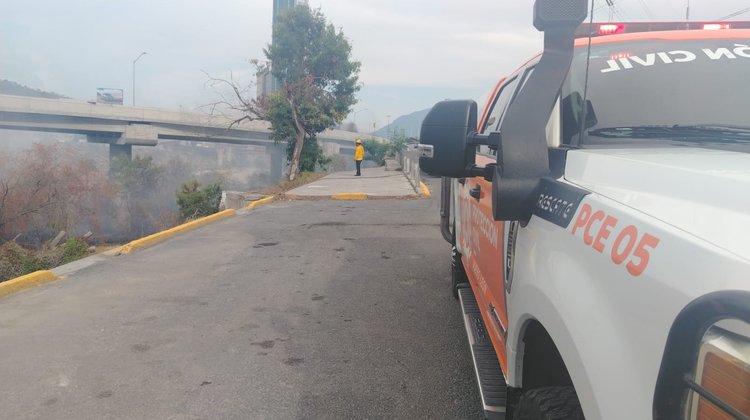 Incendio moviliza a rescatistas en el río Santa Catarina