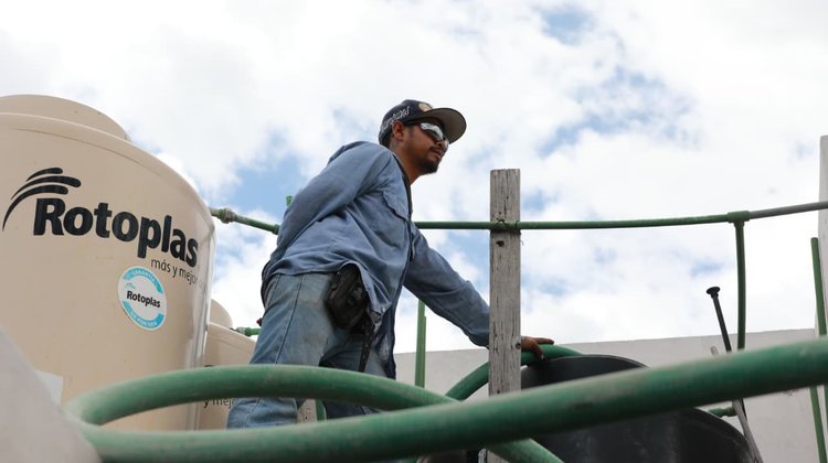 Reparten agua gratuita en colonias afectadas de Saltillo