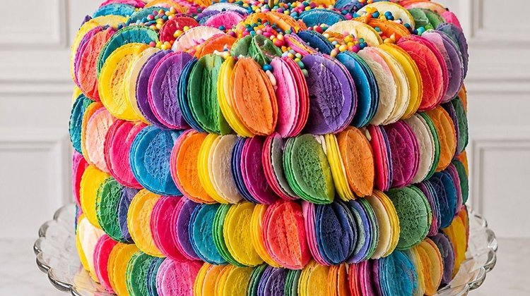Receta de pastel de chocolate con obleas multicolor