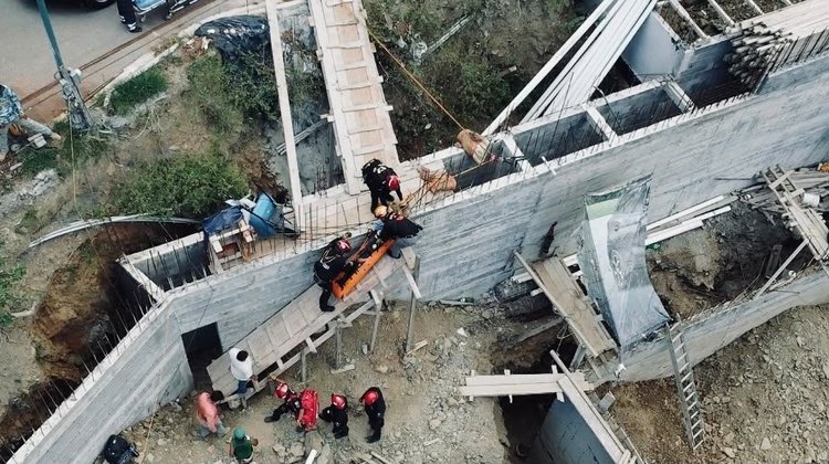 Cae joven a barranco de 7 metros en Monterrey