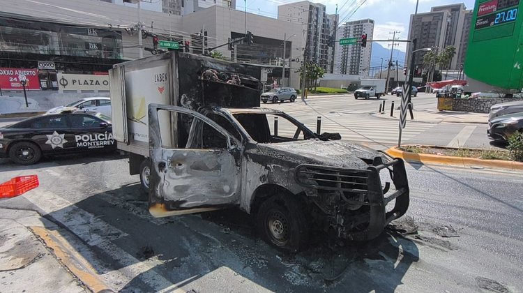 Se incendia camioneta con caja refrigerante en Monterrey