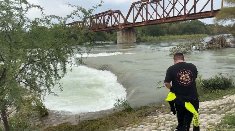 Madre e hijo perdidos tras ser arrastrados por río Purificación