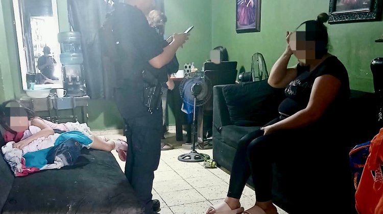Madre pide ayuda al 911 para alimentar a sus hijas y recibe apoyo