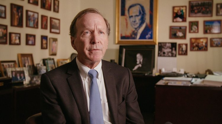  Neil Bush apoya a demócrata que va por el Senado en Texas