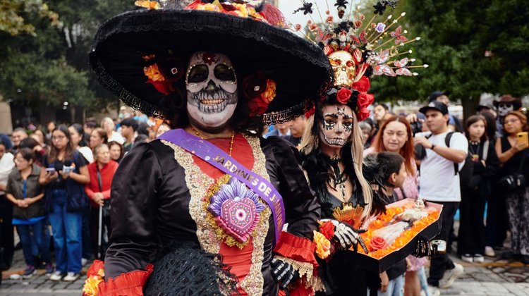 Regios viven color y tradición con el desfile de Calaveras