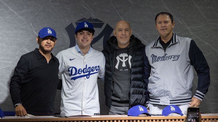 Beisbolista regio Roberto Saucedo Jr. ficha con Dodgers