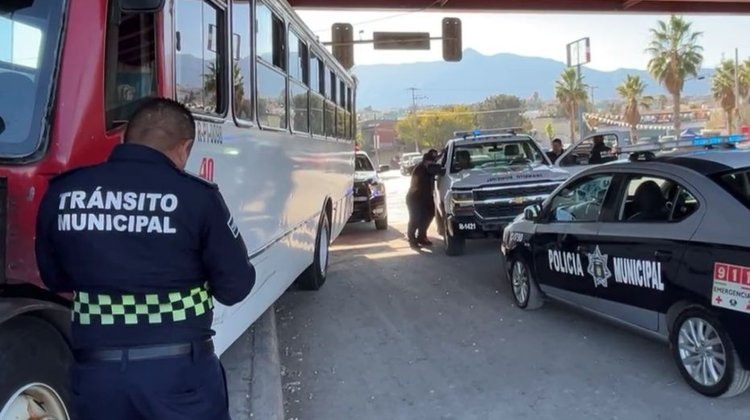Camión urbano choca contra puente en Saltillo