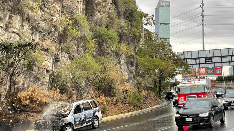 Se incendia camioneta en La Diana de San Pedro