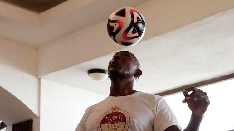 Logra Erick Hernández récord mundial de dominio del balón
