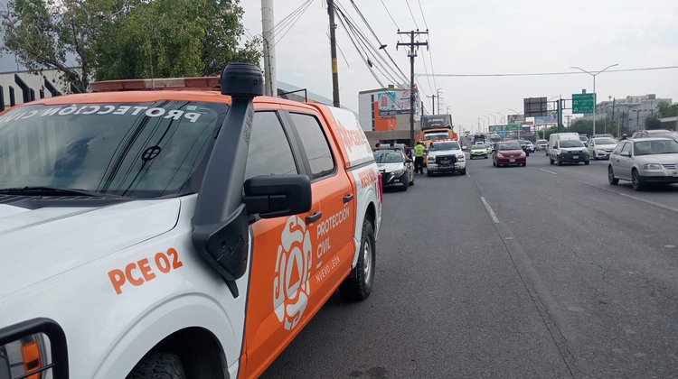 Una persona queda atrapada tras choque en Santa Catarina