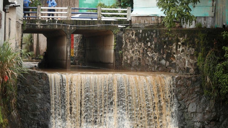 Inundaciones en El Salvador cobran su primera víctima