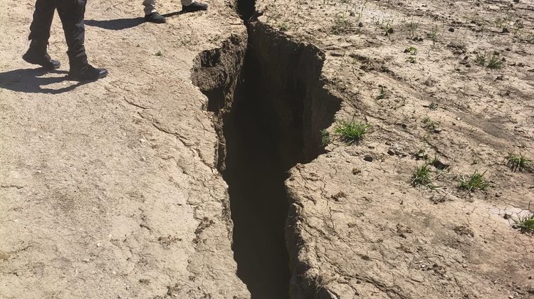 Investigan origen de grieta de 200 metros en Arteaga