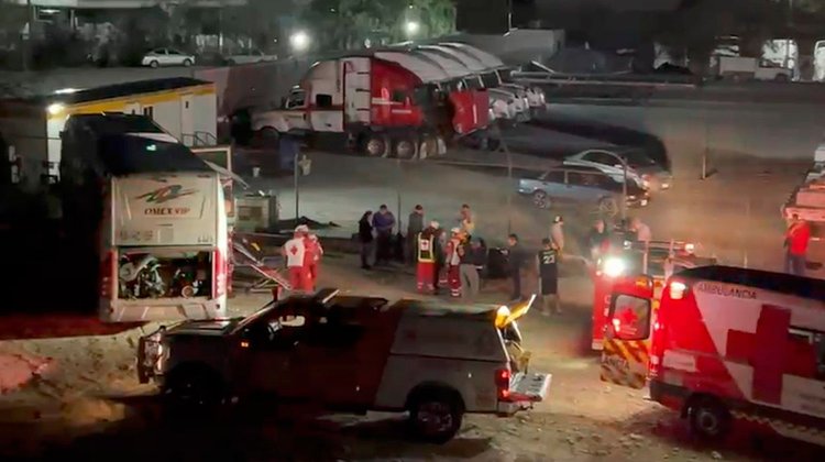 Choque entre autobús y camioneta deja un muerto en Apodaca