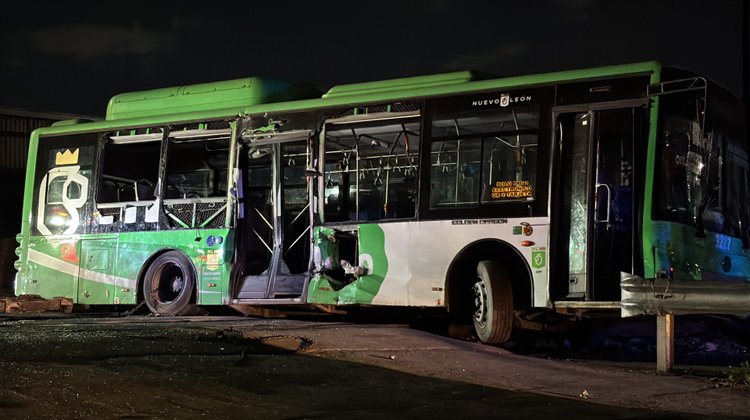 Camión urbano es impactado por tren en Monterrey; hay 11 heridos