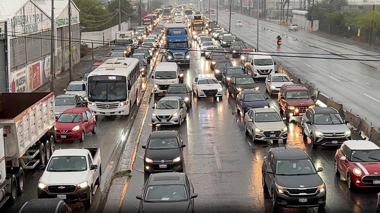 Chocan tres vehículos sobre la carretera a Nuevo Laredo