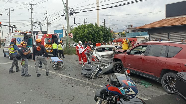 Choque de tres vehículos deja lesionados en avenida Lincoln