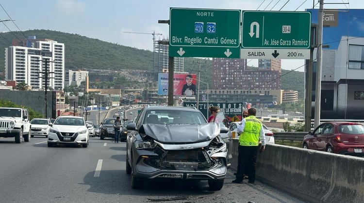 Carambola de cinco vehículos desata caos vial en Rogelio Cantú