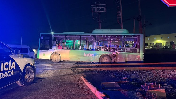 Tren impacta camión de la Ruta 219 en Apodaca