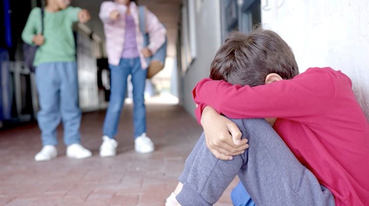 De los pasillos a redes: acoso que no termina al sonar el timbre