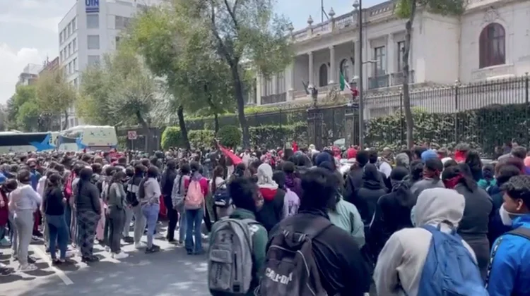 Lanzan activistas de Ayotzinapa explosivos contra la Segob