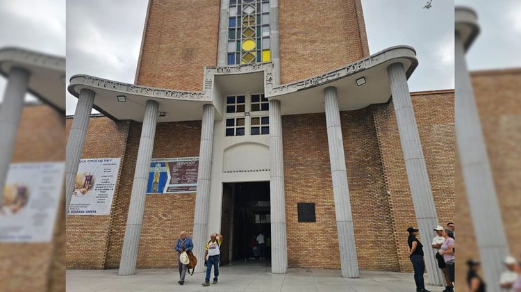 Fieles asisten a parroquias de Monterrey por Semana Santa