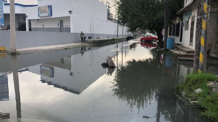 Fuga de aguas negras en calle Zaragoza pone en riesgo salud