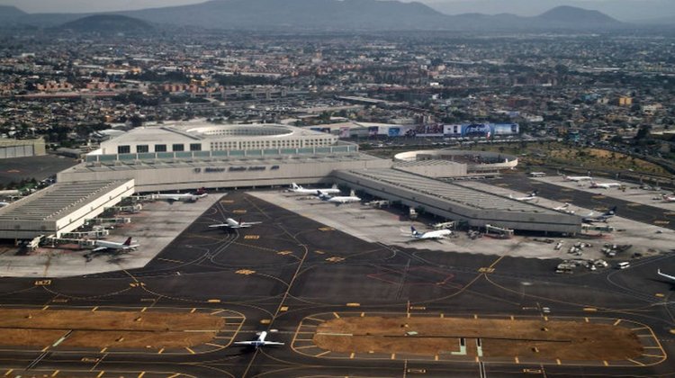 Activa AICM protocolo por amenaza de bomba en avión
