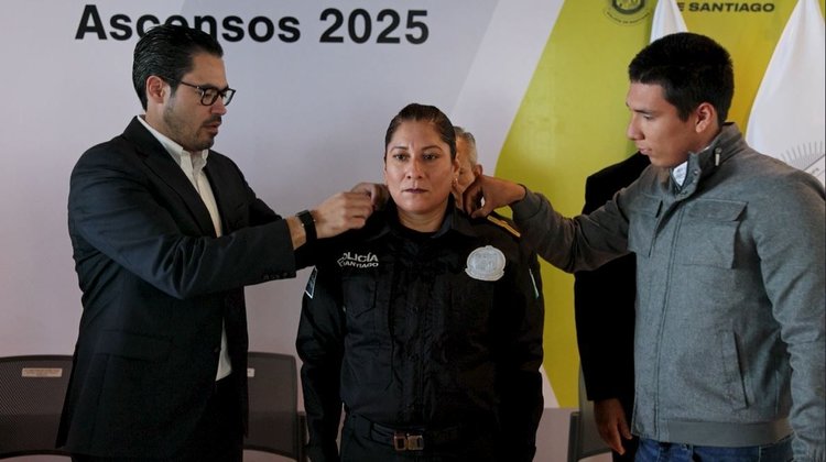 Ascienden a ocho policías en Santiago como parte de su formación