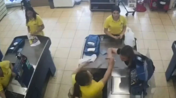 Mujer apuñala a la hija de su ex en venganza por no regresar