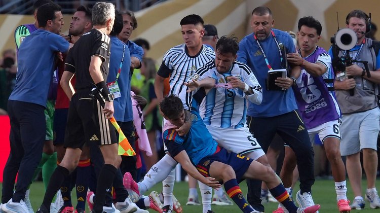 Investigará FIFA a Argentina tras incidentes al final del partido