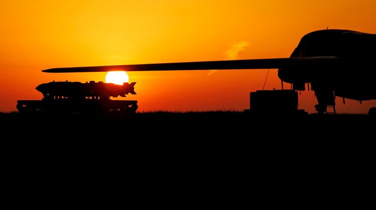 Amenaza Trump con aranceles a quien venda armas a Irán