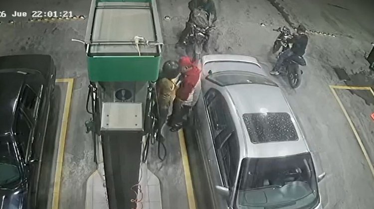 Video: Así asaltaron a despachador en gasolinera en Linares